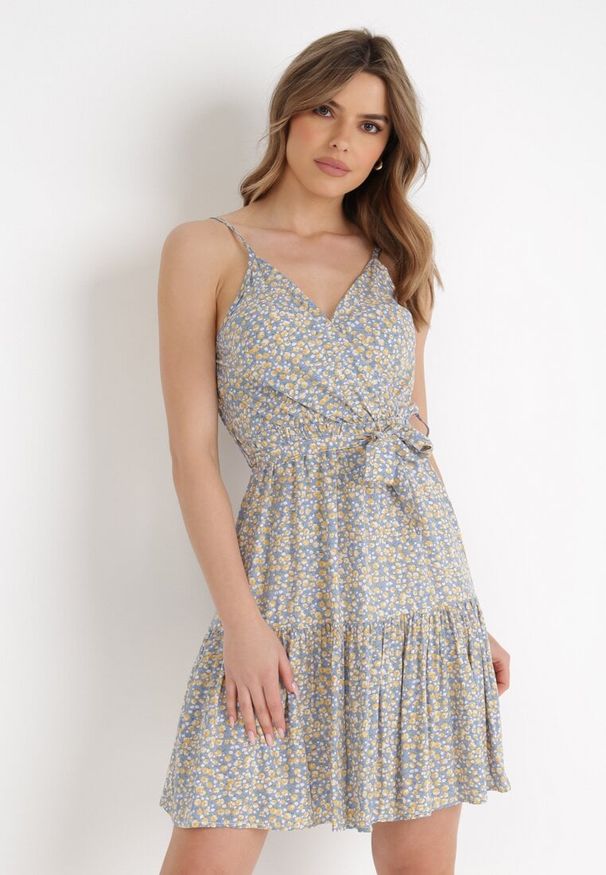 Born2be - Niebiesko-Żółta Sukienka Zotemus. Kolor: niebieski. Materiał: materiał, wiskoza. Długość rękawa: na ramiączkach. Wzór: aplikacja, kwiaty. Typ sukienki: kopertowe. Długość: mini