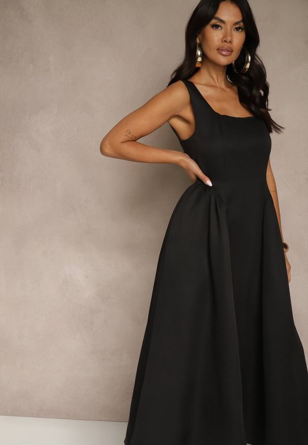 Renee - Czarna Sukienka o Rozkloszowanym Kroju na Szerokich Ramiączkach Retelina. Okazja: na wesele, na imprezę, na randkę, na ślub cywilny. Typ kołnierza: dekolt kwadratowy. Kolor: czarny. Długość rękawa: na ramiączkach. Styl: elegancki