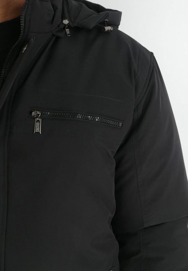 Born2be - Czarna Kurtka z Kapturem i Ściągaczem na Dole Inea. Okazja: na spacer, na spotkanie biznesowe. Typ kołnierza: kaptur. Kolekcja: plus size. Kolor: czarny. Materiał: tkanina, jeans. Sezon: zima. Styl: elegancki, biznesowy