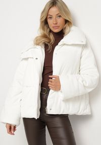 Born2be - Biała Sztruksowa Kurtka z Wysokim Kołnierzem Realitia. Okazja: na co dzień. Typ kołnierza: golf. Kolor: biały. Materiał: sztruks. Styl: casual, elegancki