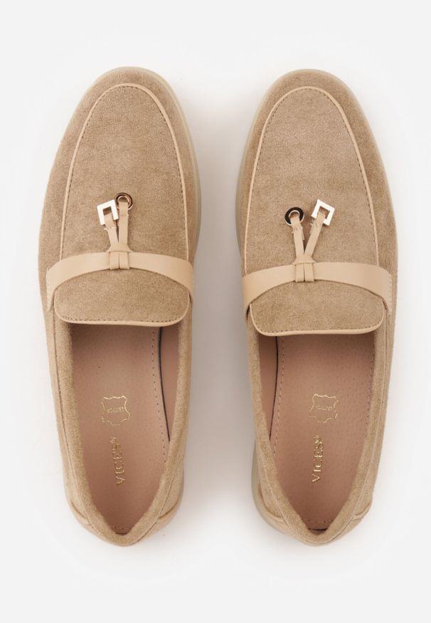 Born2be - Ciemnobeżowe Eleganckie Mokasyny VICES z Imitacji Zamszu ze Skórzaną Wkładką Jaenith. Okazja: na spotkanie biznesowe, na co dzień. Kolor: beżowy. Materiał: skóra, zamsz. Wzór: aplikacja. Styl: elegancki