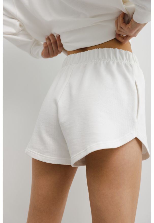 Marsala - Szorty z bawełny diagonalnej w kolorze OFF WHITE - TROY-XL. Stan: podwyższony. Kolor: biały. Materiał: bawełna. Wzór: gładki