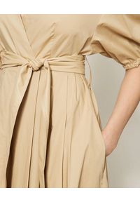 TwinSet - TWINSET - Beżowa midi sukienka z wiązaniem. Kolor: beżowy. Materiał: bawełna. Sezon: lato, wiosna. Typ sukienki: kopertowe. Styl: elegancki. Długość: midi #3