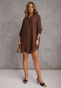 Renee - Brązowa Pudełkowa Sukienka Bawełniana Oversize z Dekoltem w Serek Elavellis. Okazja: na co dzień. Typ kołnierza: dekolt w serek. Kolor: brązowy. Materiał: bawełna. Typ sukienki: oversize. Styl: casual, elegancki #3