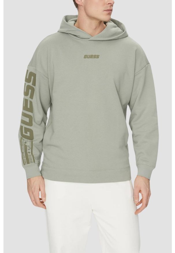 Guess - GUESS Zielona bluza męska Dalim Over z kapturem. Typ kołnierza: kaptur. Kolor: zielony