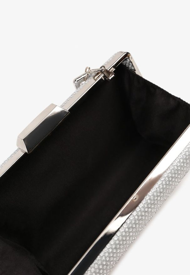Renee - Srebrna Torebka Kopertówka z Łańcuszkiem Zdobiona Brokatem Kellirra. Kolor: srebrny. Wzór: aplikacja. Materiał: zdobione. Styl: klasyczny, elegancki, glamour