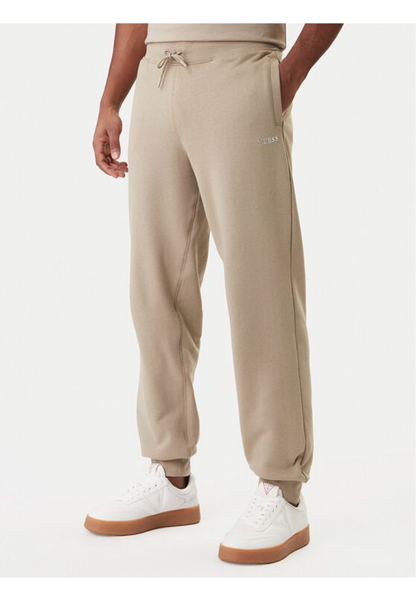 Guess Spodnie dresowe Z6RB12 KAIJ1 Beżowy Regular Fit. Kolor: beżowy. Materiał: bawełna