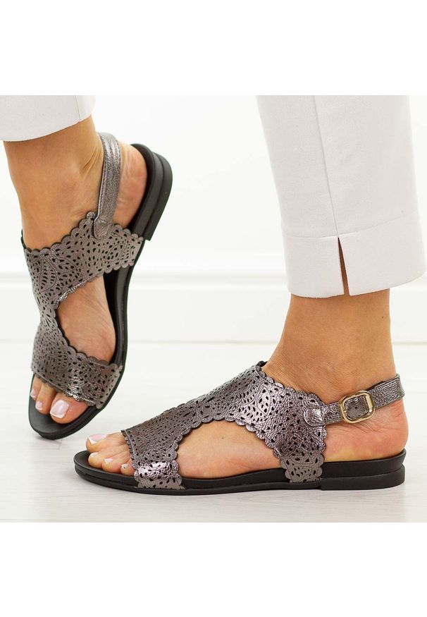 Srebrne płaskie sandały damskie M.Daszyński 1958-11. Okazja: na spacer, na co dzień. Kolor: srebrny. Materiał: skóra. Wzór: ażurowy. Sezon: wiosna, lato. Styl: casual, elegancki, klasyczny, wakacyjny