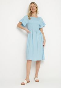 Born2be - Jasnoniebieska Rozkloszowana Sukienka Bawełniana z Bufiastymi Rękawami i Elastyczną Górą Veliova. Okazja: na co dzień. Kolor: niebieski. Materiał: bawełna. Styl: casual, elegancki #1