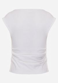 Born2be - Biała Bluzka z Elastycznego Materiału z Dekoltem Łódką Megaris. Okazja: na co dzień. Typ kołnierza: dekolt w łódkę. Kolor: biały. Materiał: materiał. Styl: casual, elegancki #2