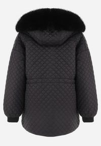 Born2be - Czarna Kurtka z Futrzanym Kapturem i Drobnym Pikowaniem Esdrage. Kolor: czarny. Materiał: futro. Wzór: jednolity. Sezon: wiosna, jesień #9