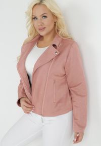 Born2be - Ciemnoróżowa Kurtka Ramoneska z Imitacji Zamszu z Asymetrycznym Suwakiem Maisen. Kolekcja: plus size. Kolor: różowy. Materiał: zamsz