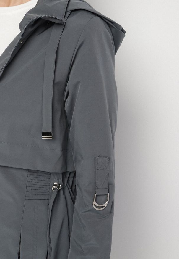 Born2be - Szara Kurtka w Stylu Parki z Odpinanym Kapturem i Troczkami Halirsa. Okazja: na co dzień, na spacer. Typ kołnierza: golf. Kolor: szary. Materiał: dzianina, jeans. Styl: casual, klasyczny