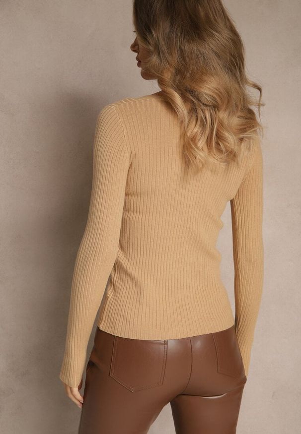 Renee - Ciemnobeżowy Sweter z Dzianiny w Prążki z Dekoltem w Serek i Aplikacjami Rallenia. Okazja: na co dzień. Typ kołnierza: dekolt w serek. Kolor: beżowy. Materiał: dzianina. Długość rękawa: długi rękaw. Długość: długie. Wzór: prążki, aplikacja. Styl: casual