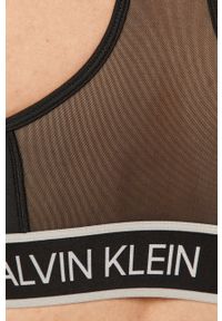 Calvin Klein Performance - Biustonosz sportowy. Kolor: czarny. Materiał: poliester, materiał, elastan. Rodzaj stanika: odpinane ramiączka. Wzór: nadruk #3
