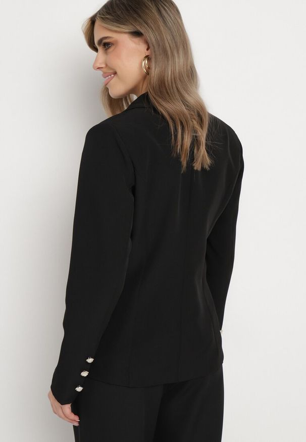 Born2be - Czarna Marynarka na Biżuteryjne Guziki Lyraca. Kolor: czarny