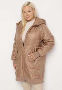 Born2be - Jasnobrązowa Kurtka z Pikowanymi Przeszyciami i Kapturem Zarimelia. Okazja: na co dzień. Kolekcja: plus size. Kolor: brązowy. Materiał: jeans. Styl: klasyczny, sportowy, casual, elegancki