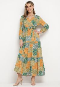 Born2be - Zielono-Żółta Wiskozowa Sukienka z Kopertowym Dekoltem z Gumką w Pasie i Materiałowym Paskiem Fulina. Okazja: na co dzień. Typ kołnierza: dekolt w serek. Kolor: zielony. Materiał: wiskoza, materiał. Długość rękawa: długi rękaw. Typ sukienki: kopertowe. Styl: boho, klasyczny, casual #1