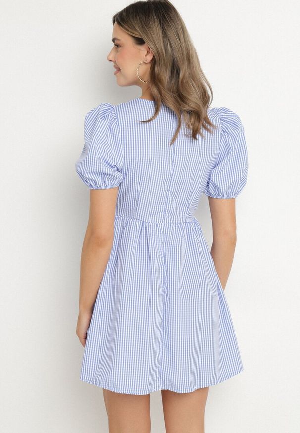 Born2be - Jasnoniebieska Rozkloszowana Sukienka w Kratkę Vichy w Stylu Retro z Wiązaniem Telionea. Okazja: na co dzień. Kolor: niebieski. Wzór: kratka. Typ sukienki: rozkloszowane. Styl: retro