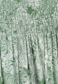 Renee - Zielona Bawełniana Sukienka o Fasonie Hiszpanki z Lekką Falbaną Risalins. Typ kołnierza: dekolt hiszpanka. Kolor: zielony. Materiał: bawełna. Długość: mini #7