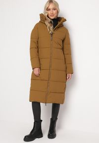 Born2be - Brązowa Zimowa Kurtka za Kolano Płaszcz z Szerokim Pikowaniem i Nieodpinanym Kapturem Hressa. Kolor: brązowy. Długość: długie. Wzór: aplikacja. Sezon: zima #3