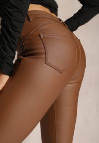 Renee - Brązowe Spodnie Skinny z Imitacji Skóry Marbla. Kolor: brązowy. Materiał: skóra