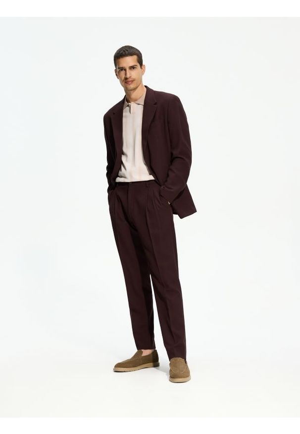 Reserved - Garniturowe spodnie slim fit - mahoniowy. Kolor: brązowy. Materiał: tkanina, wiskoza