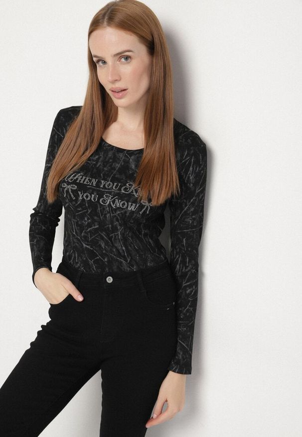 Born2be - Czarna Bluzka Typu Longsleeve z Geometrycznym Wzorem Unila. Okazja: na co dzień, do pracy, na spotkanie biznesowe. Kolor: czarny. Materiał: jeans. Długość rękawa: długi rękaw. Wzór: geometria. Styl: casual, biznesowy