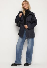 Born2be - Granatowa Klasyczna Kurtka Parka z Kapturem i Ściągaczem w Pasie Cinelle. Okazja: na co dzień. Typ kołnierza: kaptur. Kolor: niebieski. Materiał: skóra, jeans. Styl: klasyczny #3