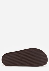 Renee - Ciemnobrązowe Klapki Ozdobione Paskiem z Metaliczną Klamrą Kellyss. Okazja: na spacer, na co dzień. Kolor: brązowy. Materiał: jeans. Wzór: aplikacja. Sezon: wiosna. Styl: casual #2