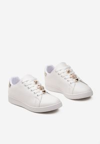 Born2be - Biało-Złote Sneakersy Sznurowane z Metalowymi Ozdobami Alivrepa. Nosek buta: okrągły. Zapięcie: sznurówki. Kolor: biały. Materiał: materiał. Wzór: aplikacja. Obcas: na obcasie. Wysokość obcasa: niski #4