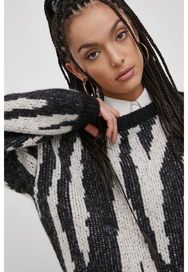 Vero Moda Sweter damski kolor czarny ciepły. Kolor: czarny. Materiał: dzianina, poliester. Długość rękawa: długi rękaw. Długość: długie