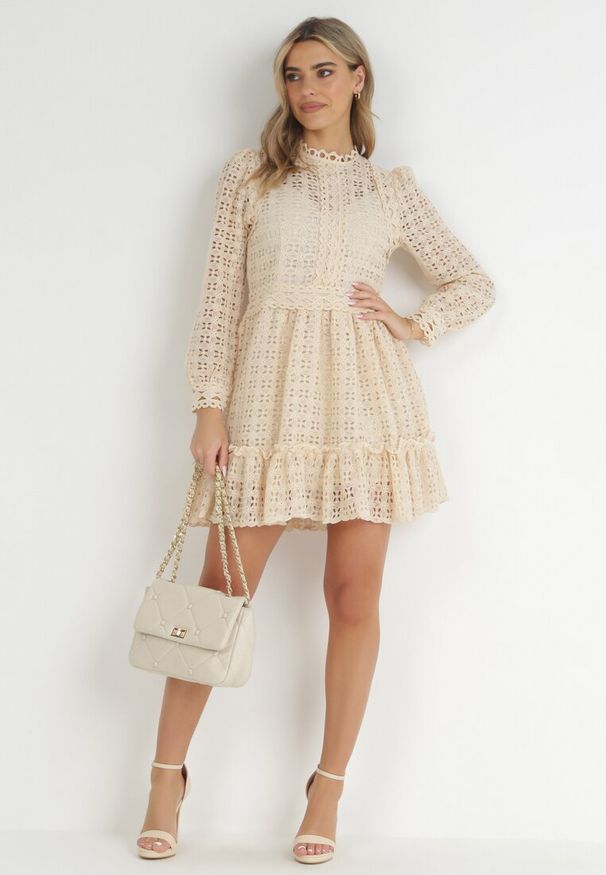Born2be - Jasnobeżowa Koronkowa Sukienka Mini z Falbanką Kamari. Kolor: beżowy. Materiał: koronka. Wzór: gładki. Sezon: wiosna, lato. Długość: mini