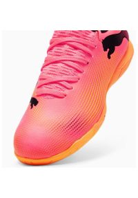 Buty piłkarskie Puma Future 7 Play It 107739-03 różowe. Zapięcie: sznurówki. Kolor: różowy. Materiał: syntetyk, guma. Sport: piłka nożna #2
