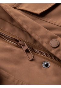Ombre Clothing - Lekka kurtka męska z kieszeniami i wysokim kołnierzem – brązowa V5. Okazja: na co dzień. Typ kołnierza: kołnierzyk stójkowy. Kolor: brązowy. Materiał: syntetyk, materiał. Wzór: aplikacja. Styl: klasyczny, casual