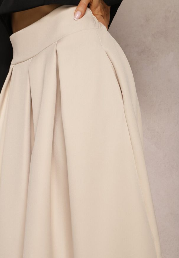 Renee - Beżowa Spódnica o Rozkloszowanym Fasonie Midi Oncene. Okazja: na co dzień, na randkę. Kolor: beżowy. Styl: casual, elegancki