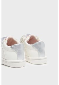 Mayoral buty dziecięce kolor biały. Nosek buta: okrągły. Zapięcie: rzepy. Kolor: biały. Materiał: guma