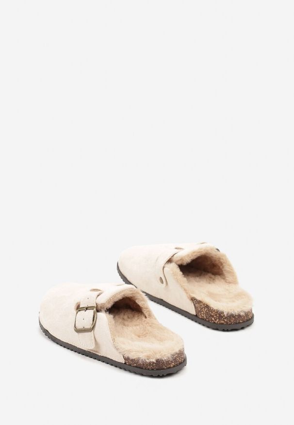 Born2be - Beżowe Kapcie Chodaki na Korkowej Podeszwie z Paskiem i Klamrą Aponella. Okazja: do domu. Zapięcie: klamry. Kolor: beżowy. Materiał: jeans