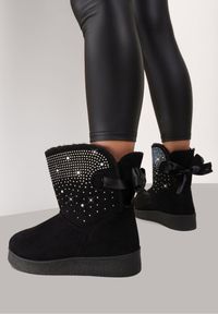Renee - Czarne Śniegowce Susitna. Nosek buta: okrągły. Zapięcie: bez zapięcia. Kolor: czarny. Szerokość cholewki: normalna. Wzór: aplikacja. Wysokość cholewki: przed kolano. Materiał: futro, materiał, satyna. Sezon: zima. Styl: glamour #6