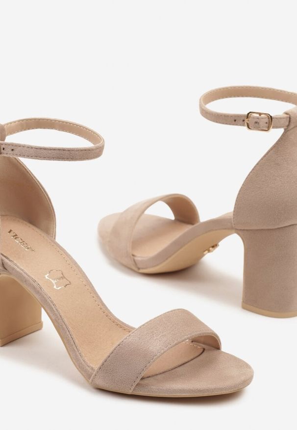 Renee - Ciemnobeżowe Eleganckie Sandały Vices z Ekozamszu na Słupkowym Obcasie Soninda. Okazja: na co dzień, na spacer. Zapięcie: sprzączka. Kolor: beżowy. Wzór: kwiaty. Sezon: lato. Obcas: na obcasie. Styl: elegancki. Wysokość obcasa: średni