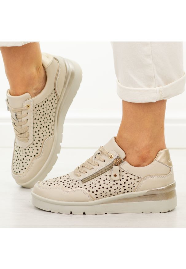 Beżowe skórzane ażurowe półbuty damskie Filippo Dp7677/26. Okazja: na co dzień. Nosek buta: okrągły. Zapięcie: sznurówki. Kolor: beżowy. Szerokość cholewki: normalna. Wzór: ażurowy. Materiał: skóra. Sezon: wiosna, lato, jesień. Obcas: na koturnie. Styl: casual, klasyczny