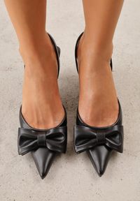 Renee - Czarne Szpilki Slingback Ozdobione z Przodu Kokardą Urea. Zapięcie: sprzączka. Kolor: czarny. Wzór: aplikacja. Obcas: na szpilce. Styl: elegancki, wizytowy #9