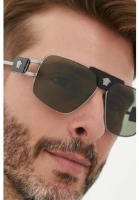 VERSACE - Versace okulary przeciwsłoneczne męskie kolor szary. Kształt: prostokątne. Kolor: szary