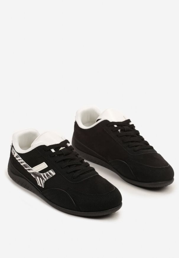 Renee - Czarne Sneakersy z Geometrycznym Motywem w Zeberkę Arpolia. Okazja: na co dzień. Kolor: czarny. Materiał: jeans. Wzór: geometria