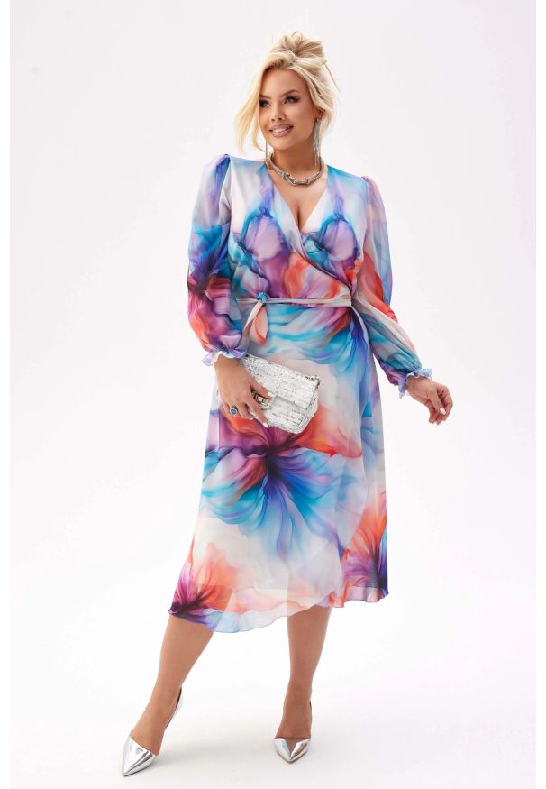 Moda Size Plus Iwanek - Elegancka szyfonowa sukienka Aquarella - lekkość, elegancja i artystyczny styl PLUS SIZE XXL. Okazja: na imprezę, na wesele, na ślub cywilny. Kolekcja: plus size. Materiał: szyfon. Wzór: aplikacja, nadruk, kwiaty. Typ sukienki: dla puszystych. Styl: elegancki