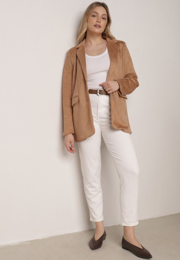 Born2be - Białe Jeansy o Kroju Mom Fit z Bawełną i Wiskozą Ozdobione Paskiem Salmirra. Okazja: na co dzień. Stan: podwyższony. Kolor: biały. Wzór: aplikacja. Styl: casual