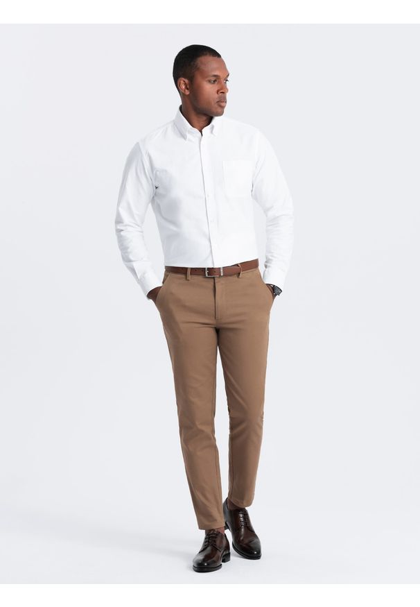 Ombre Clothing - Spodnie męskie chino SLIM FIT z delikatną teksturą - brązowe V2 - Rozmiar: XL. Kolor: brązowy. Materiał: materiał, bawełna