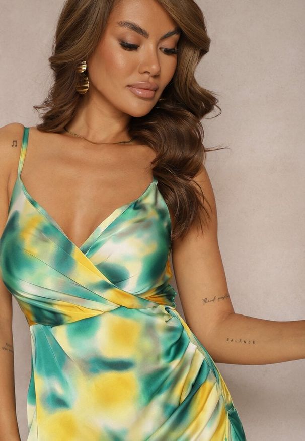 Renee - Zielono-Żółta Kopertowa Sukienka na Cienkich Ramiączkach o Satynowym Wykończeniu z Marszczeniami Vikida. Okazja: na co dzień. Typ kołnierza: dekolt w kształcie V. Kolor: zielony. Materiał: satyna. Długość rękawa: na ramiączkach. Typ sukienki: kopertowe. Styl: wizytowy, casual, elegancki