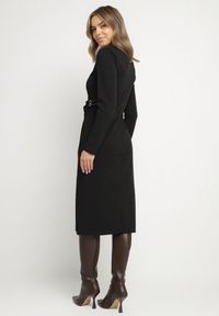 Born2be - Czarna Dopasowana Sukienka z Bawełną Ozdobiona Paskami z Klamrami Esanea. Okazja: na spotkanie biznesowe, na co dzień. Kolor: czarny. Materiał: bawełna. Wzór: aplikacja. Styl: klasyczny, biznesowy, casual, elegancki #4