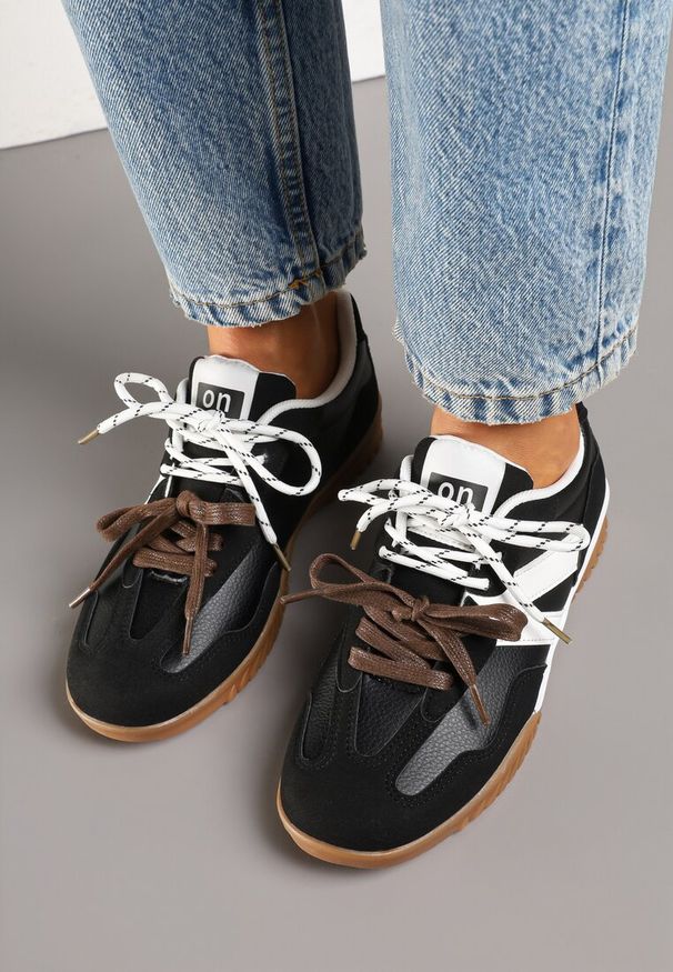 Renee - Czarno-Białe Sneakersy w Stylu Kultowych Tenisówek z Podwójnymi Sznurówkami Nilaviela. Okazja: na spacer, na spotkanie biznesowe, do pracy. Kolor: czarny. Materiał: jeans. Szerokość cholewki: normalna. Sport: turystyka piesza